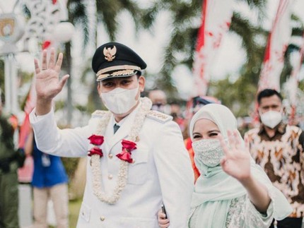 7 Potret Chacha Frederica dalam Pelantikan Suami Sebagai Bupati Kendal