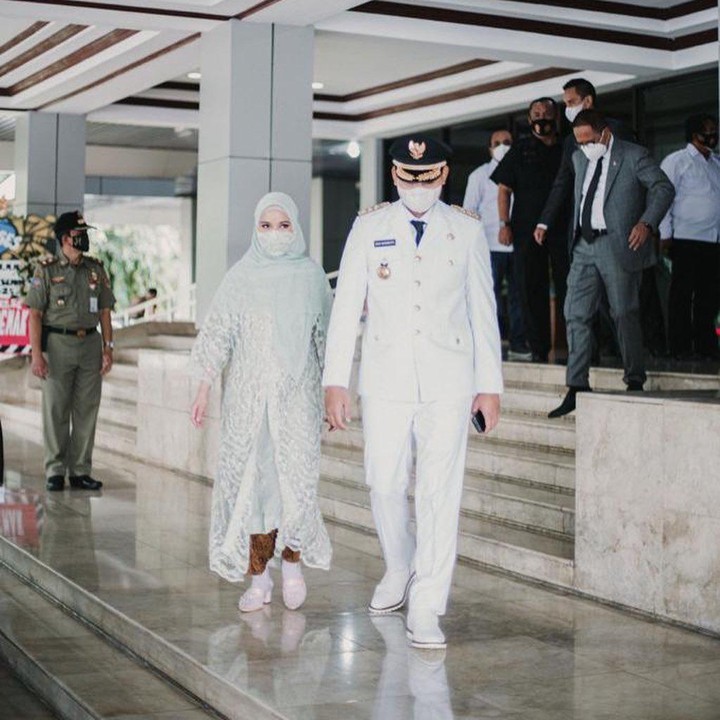 <p>Dalam pelantikan, Chaca berhasil mencuri perhatian publik. Bagaimana tidak, penampilan wanita kelahiran Jakarta tersebut dinilai menawan saat jalan mendampingi sang suami di sebelahnya. (Foto: Instagram @chafrederica)</p>
