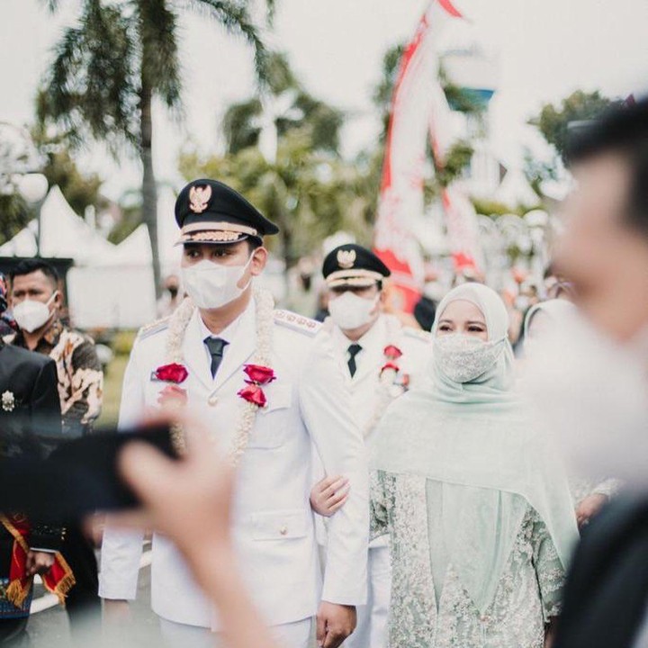 <p>Tak hanya itu, Chacha juga mengenakan dress semi kebaya berwana mint. Ia juga mengenakan masker dengan warna senada dengan outfitnya, Bun.  (Foto: Instagram @chafrederica)</p>