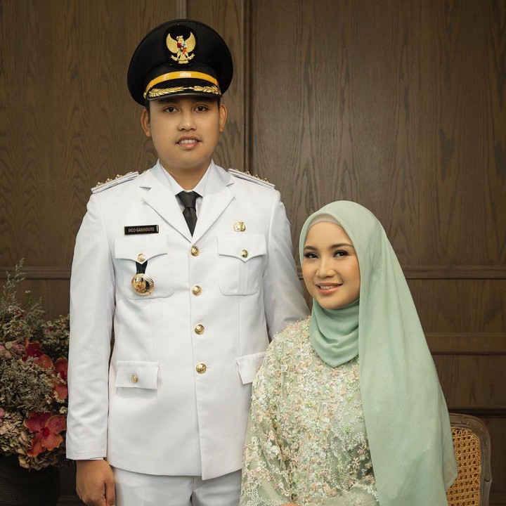 <p>Suami artis cantik Chacha Frederica, Dico Ganindito, secara resmi telah dilantik  menjadi Bupati Kendal, Jawa Tengah untuk periode 2021-2026, Bunda. (Foto: Instagram @chafrederica)</p>