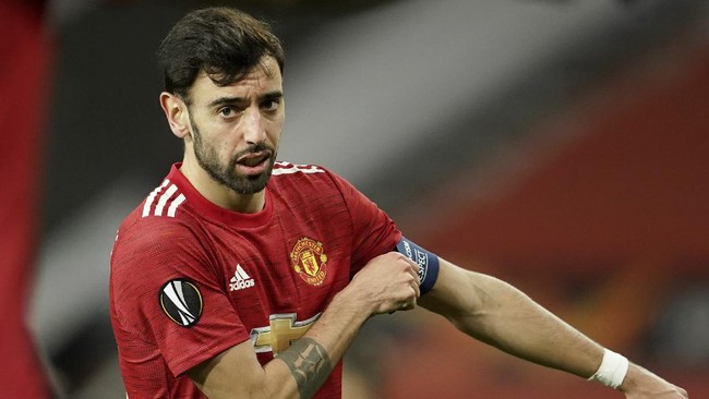 Manchester United bakal menggandakan gaji Bruno Fernandes demi membentengi sang gelandang andalan dari incaran klub-klub lain.
