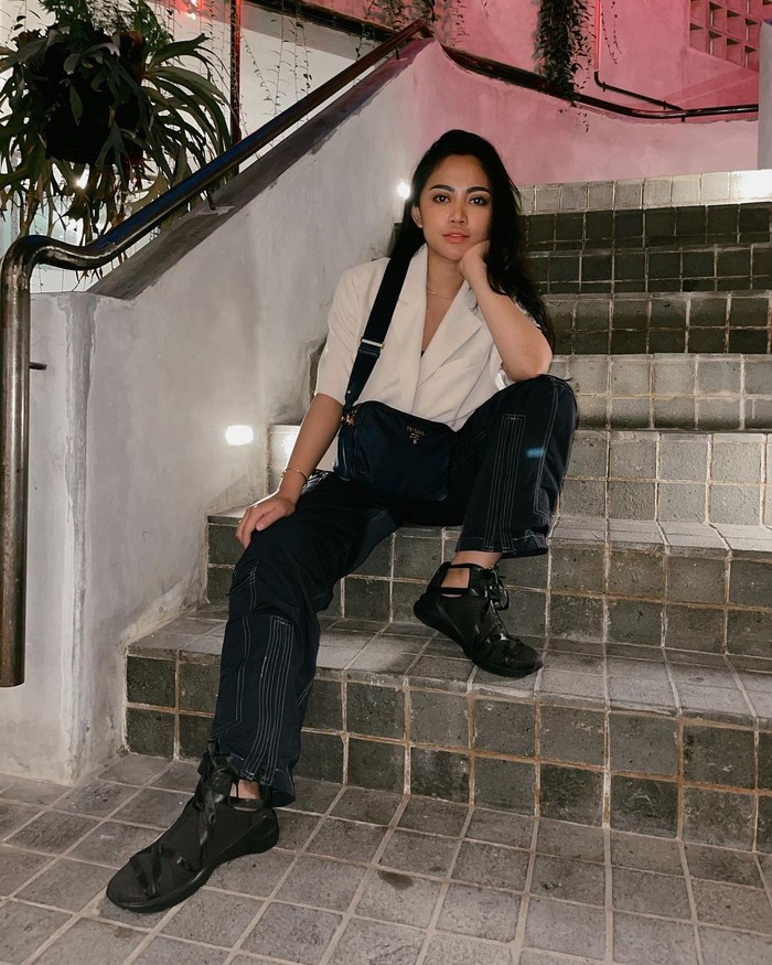 Ingin tampil santai di malam hari? Yuk, contek ootd super swag ini. Short sleeve blazer dengan trousers berwarna hitam tidak dijamin nggak akan menggagalkan acara malam kamu. Selain manis, kamu juga akan terlihat anggun, lho. (Foto: instagram.com/rachelvennya)