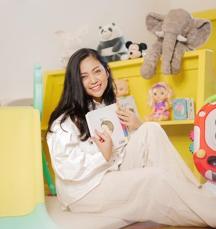 Memakai atasan putih harus diikuti bawahan dengan warna serupa? Tentu salah besar. Gaya anggun ala Rachel Vennya ini nggak melulu putih degan putih. Warna cream juga asik dipadukan tanpa bikin sakit mata. (Foto: instagram.com/rachelvennya)