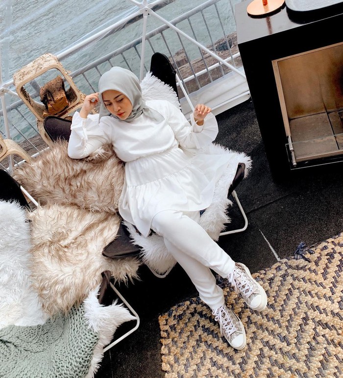 Salah satu padanan style ala Rachel ini bisa masuk referensi kamu, lho. Tunik simple yang manis nggak hanya membuatmu terlihat cantik, tapi juga cute and friendly. Hijab abu-abu akan membantu menegaskan detail pakaian. (Foto: instagram.com/rachelvennya)