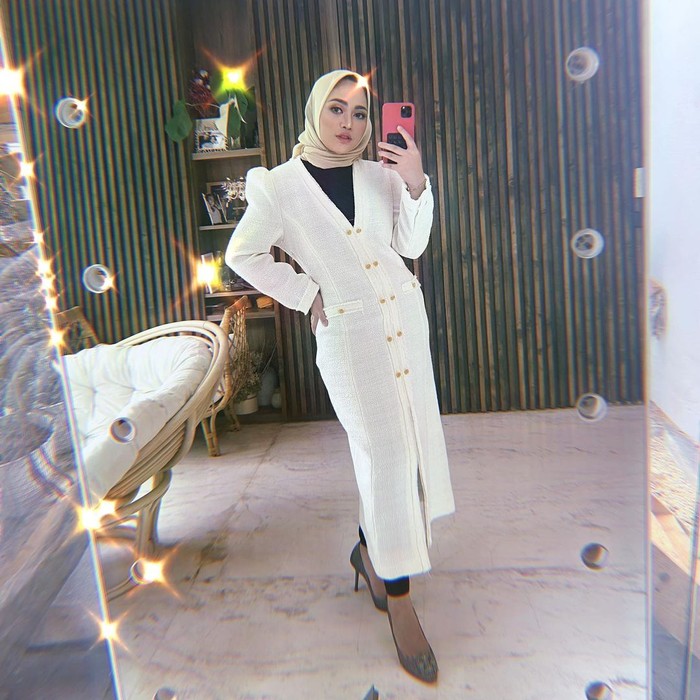 Style bernuansa putih memang sangat multifungsi. Selain tampil sederhana menggemaskan kamu juga bisa memadukan gaya Rachel yang nggak kalah mewah. Untuk mempertegas aksen glamour ambil hijab berwarna gold yang elegan. (Foto: instagram.com/rachelvennya)