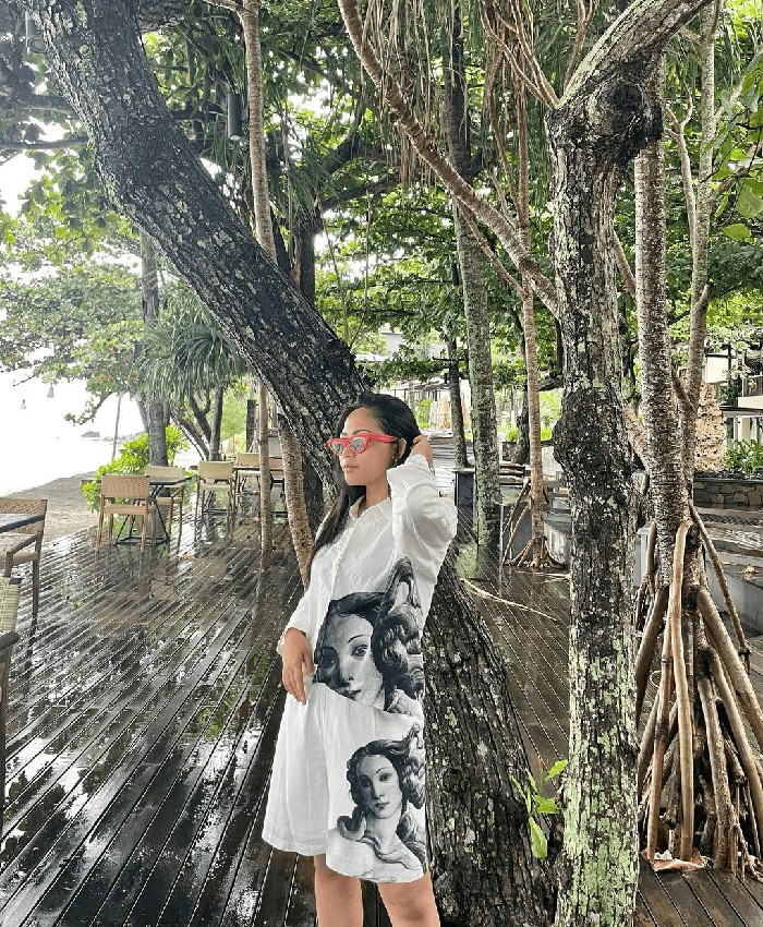 Mau liburan di luar atau menikmati waktu santai di rumah? Contek paduan shirt dan shorts unik ala Rachel Vennya. Detail karakternya lucu juga ya, Ladies! Cocok untuk kamu yang ingin bergaya unik dan bebas. (Foto: instagram.com/rachelvennya)