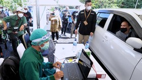 Vaksinasi Covid Lansia Bisa Pakai Sistem Drive Thru