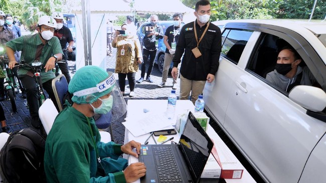 Kemenkes menyatakan vaksinasi lansia bisa menggunakan sistem drive thru. Namun, sistem ini hanya ada di beberapa Kota Besar seperti Jakarta.