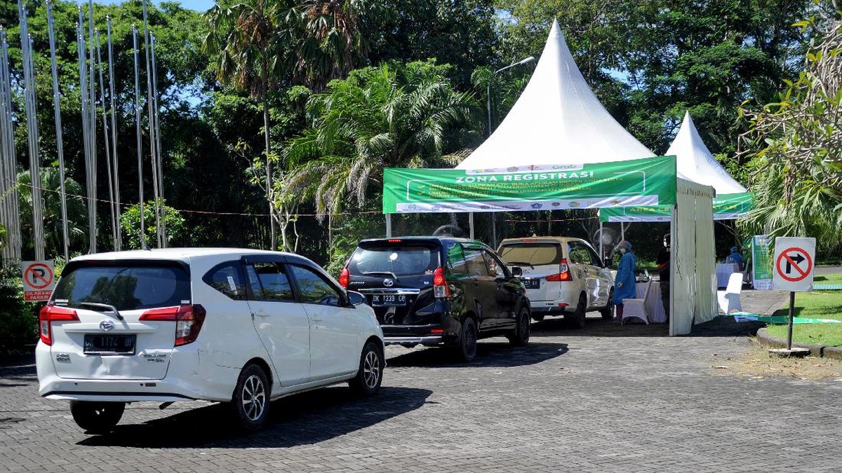 FOTO: Vaksinasi Covid-19 Drive Thru di Bali
