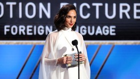 FOTO: Busana Terbaik di Golden Globes 2021