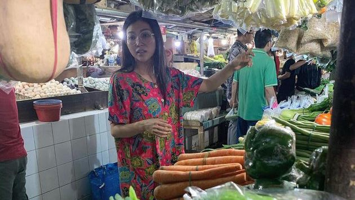 Gaya artis saat belanja di pasar