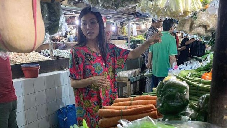Gaya artis saat belanja di pasar Gaya artis saat belanja di pasar