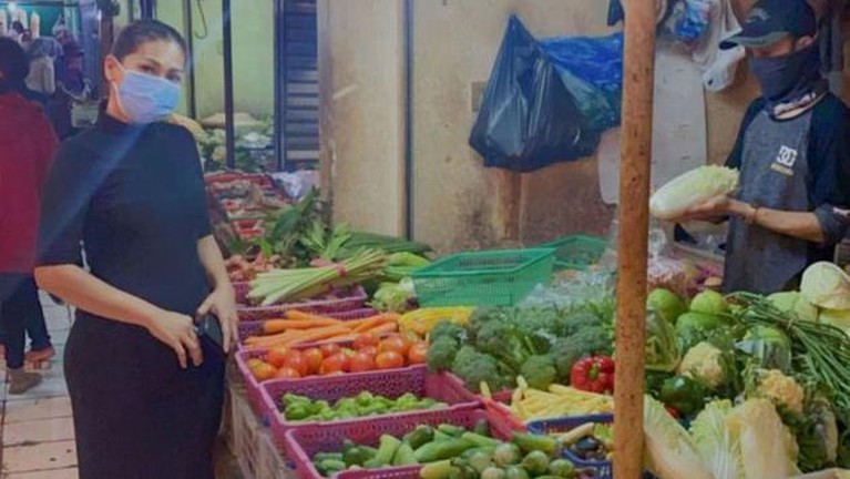 Gaya artis saat belanja di pasar