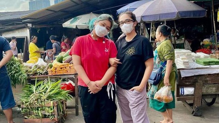 Gaya artis saat belanja di pasar Gaya artis saat belanja di pasar