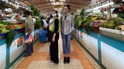 5 Gaya Artis Pergi Belanja ke Pasar Tradisional, Berdaster hingga Tetap Modis