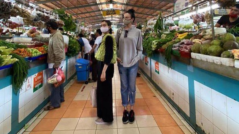 Gaya artis saat belanja di pasar Gaya artis saat belanja di pasar