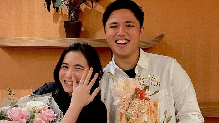 Gemes! Ashilla Zee Eks Blink Dilamar di Hari Ulang Tahun