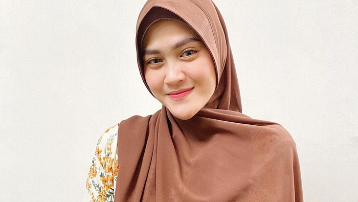 Henny Yuliana Rahman Lepas hijab