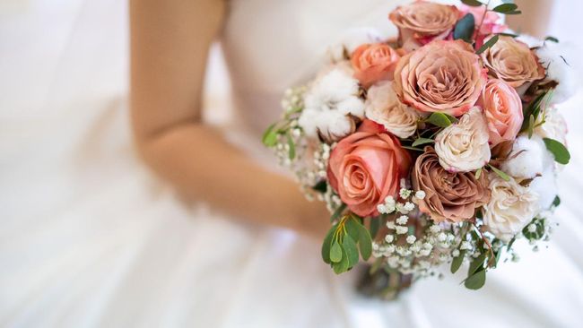 Seorang wanita asal Atlanta, Amerika Serikat, menikahi dirinya sendiri setelah putus dari pacarnya sebagai wujud dari konsep self-love.