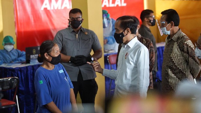 Presiden Jokowi memperluas PPKM Mikro ke tiga provinsi selain Jawa dan Bali karena menilai hal tersebut sukses menurunkan penularan Covid-19.