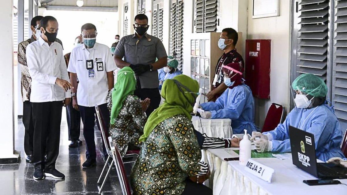 FOTO: Jokowi Pantau Vaksinasi Massal Pedagang di Yogyakarta