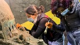 FOTO: Penampakan Kereta Kuda Kuno Pompeii di Italia Tim Arkeolog berhasil menemukan kereta kuda kuno peninggalan Romawi di dekat Kota Pompeii, Italia.