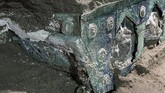 FOTO: Penampakan Kereta Kuda Kuno Pompeii di Italia Tim Arkeolog berhasil menemukan kereta kuda kuno peninggalan Romawi di dekat Kota Pompeii, Italia.