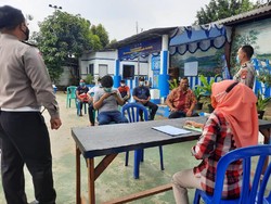 Polisi Bantu Urus SIM Warga Kampung Tangguh di Jaktim yang Kena Banjir