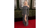 FOTO: Sederet Gaya Selebriti di Golden Globe Awards 2021 Golden Globe Awards 2021 telah digelar secara virtual. Sejumlah pesohor tampil dengan gayanya masing-masing.