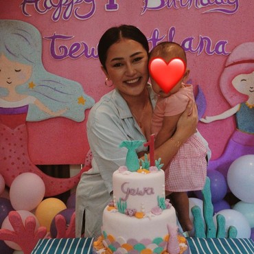 Anak Ulang Tahun ke-1, Mutia Ayu Masih Sembunyikan Wajah Sang Putri