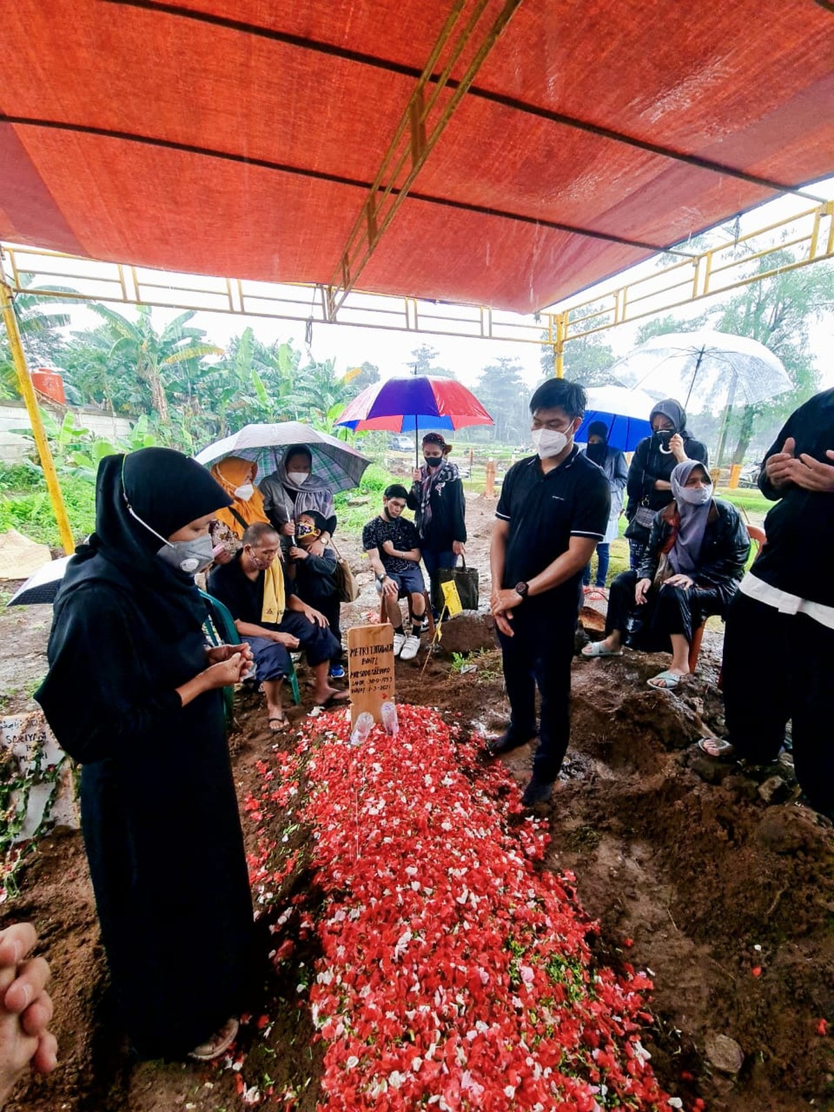 Pemakaman ibu El Ibnu