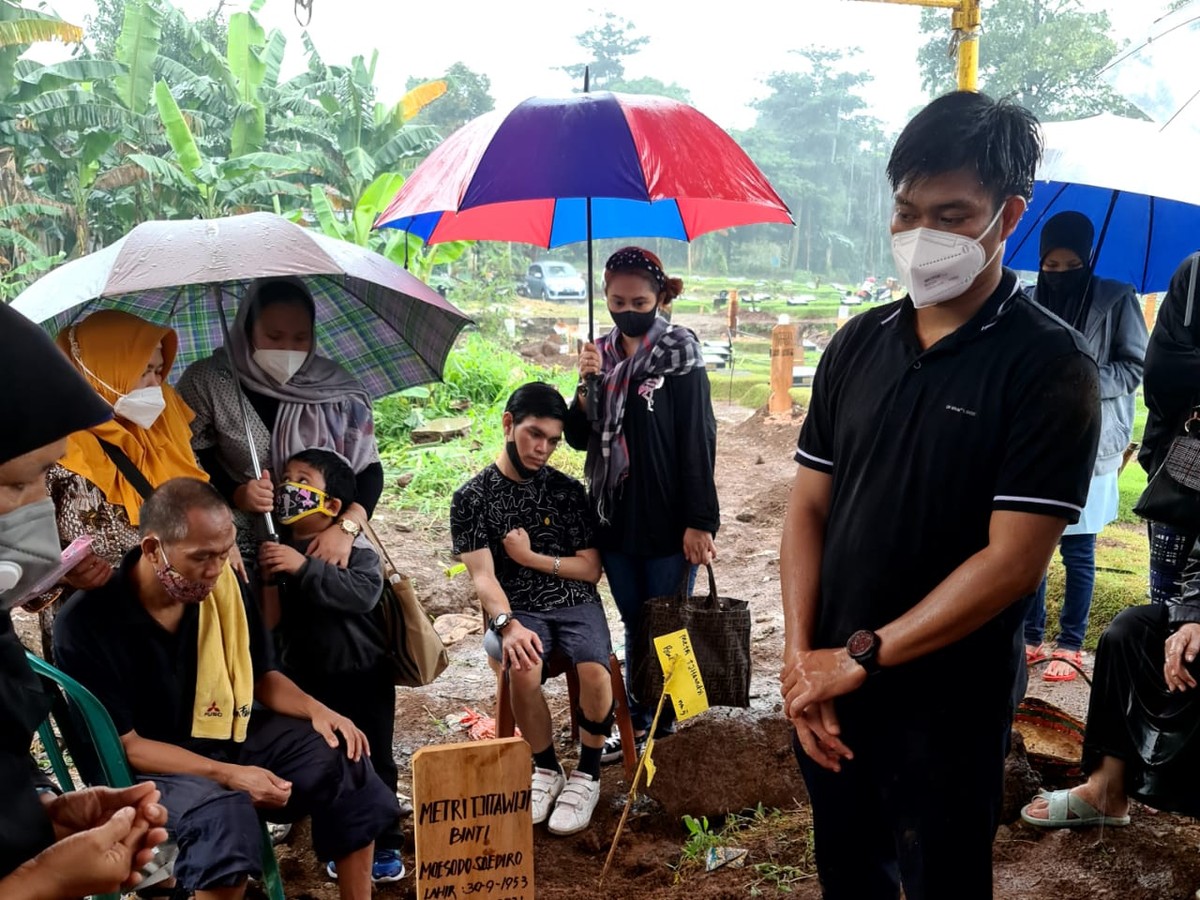 Pemakaman ibu El Ibnu