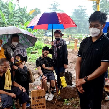 Wajah Sedih El Ibnu Hadiri Pemakaman Ibunda