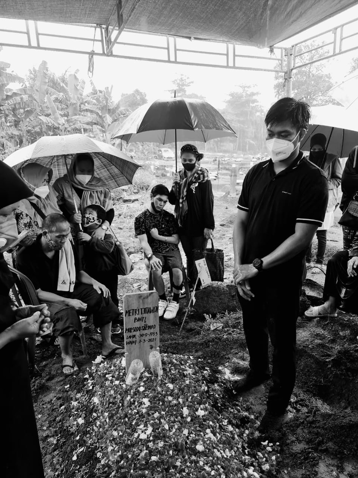 Pemakaman ibu El Ibnu