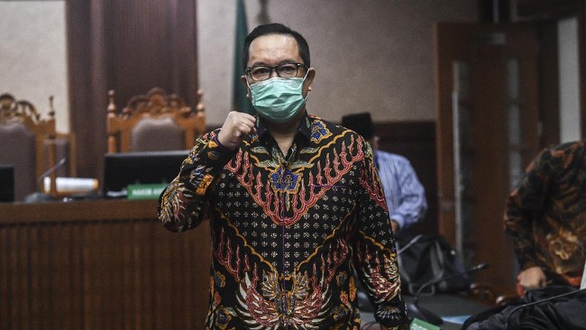 Hakim PK mengurangi hukuman Brigjen Prasetijo Utomo dari semula tiga tahun penjara menjadi 2,5 tahun penjara.