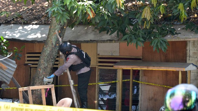 Tim Inafis Polda Aceh mengamankan benda berupa logam untuk dibawa ke laboratorium forensik guna mengetahui jenis benda yang meledak tersebut.