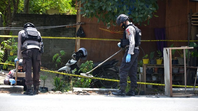 Polda Aceh belum bisa memastikan sumber ledakan di Banda Aceh tersebut apakah akibat bom atau bahan berbahaya lainnya.