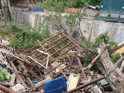 Detik-detik Polisi Dievakuasi Warga dari Reruntuhan Pospol Ambrol di Depok