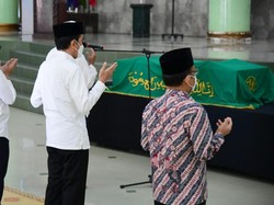 Jokowi Melayat Artidjo Alkostar: Kita Kehilangan Putra Terbaik Bangsa
