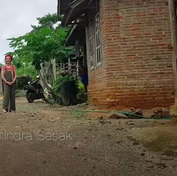 <p>Pasangan ini tinggal di rumah sederhana yang terdiri dari tiga bangunan, rumah untuk tidur, dapur, dan kamar mandi, Bunda. (Foto: YouTube Indra Sasak)</p>
