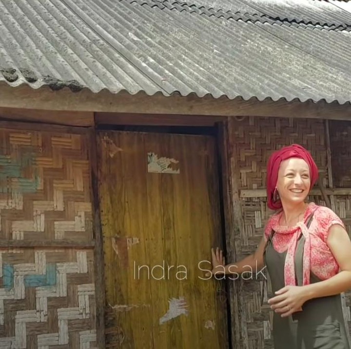 <p>Bule asal Prancis, Melissa, kini menetap di Indonesia usai dipersunting pria asal Lombok bernama Indra Budiman. (Foto: YouTube Indra Sasak)</p>