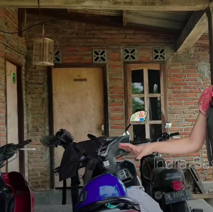 <p>Di depan teras rumah, ada beberapa kendaraan motor nih. Kata Melissa, area itu sering dijadikan tempat sewa motor. (Foto: YouTube Indra Sasak)</p>