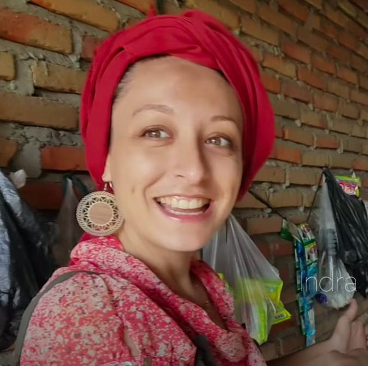 <p>Ruang cuci pakaian beserta mesin cuci ditempatkan di gang sempit dalam rumah. (Foto: YouTube Indra Sasak)</p>