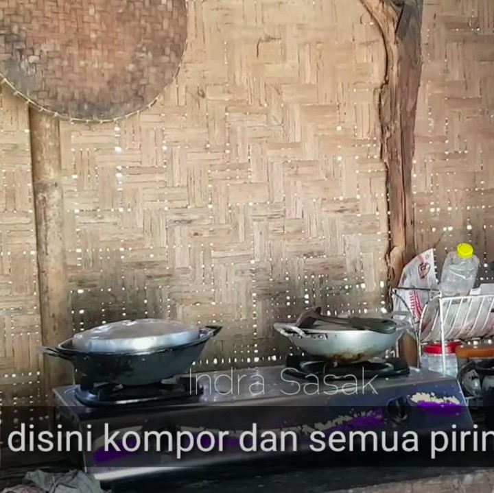 <p>Melissa memperlihatkan dapur di rumahnya yang terpisah dari bangunan lain. Tampak peralatan masak di dapur ini. (Foto: YouTube Indra Sasak)</p>