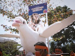 Jovita Karen Tunggangi Merpati Raksasa Pos Indonesia Bak Seorang Dewi