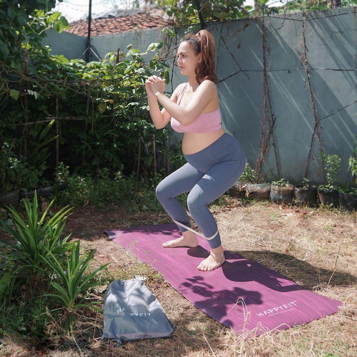 <p>Usia kandungan Ratu Rizky Nabila sudah memasuki 25 minggu. Ia pun berencana menggelar acara 7 bulanan dan berharap, Alfath Fathier bantu membiayainya. Semoga sehat selalu ya... (Foto: Instagram @raturn)</p>