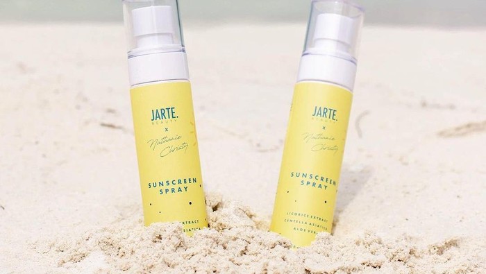 Re-apply Jadi Nyaman, 6 Rekomendasi Sunscreen Spray untuk Kamu