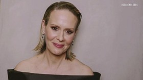 Gips Lengan, Aksesori Mewah Sarah Paulson di Golden Globes