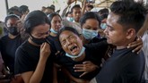 FOTO: Satu Bulan Myanmar Bergolak Akibat Kudeta Usai kudeta pada 1 Februari lalu, Myanmar seolah mundur dari masa demokrasi ke zaman kegelapan junta militer.