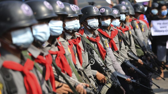 Sejumlah polisi Myanmar mengaku diperintah menembak mati demonstran anti-kudeta, namun mereka menolak dan lari ke India.